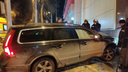 В Самаре внедорожник снес ограду и врезался в театр