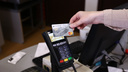 В Новосибирске 16-летний подросток нашел банковскую карту и платил ею за покупки — парня отправят под суд