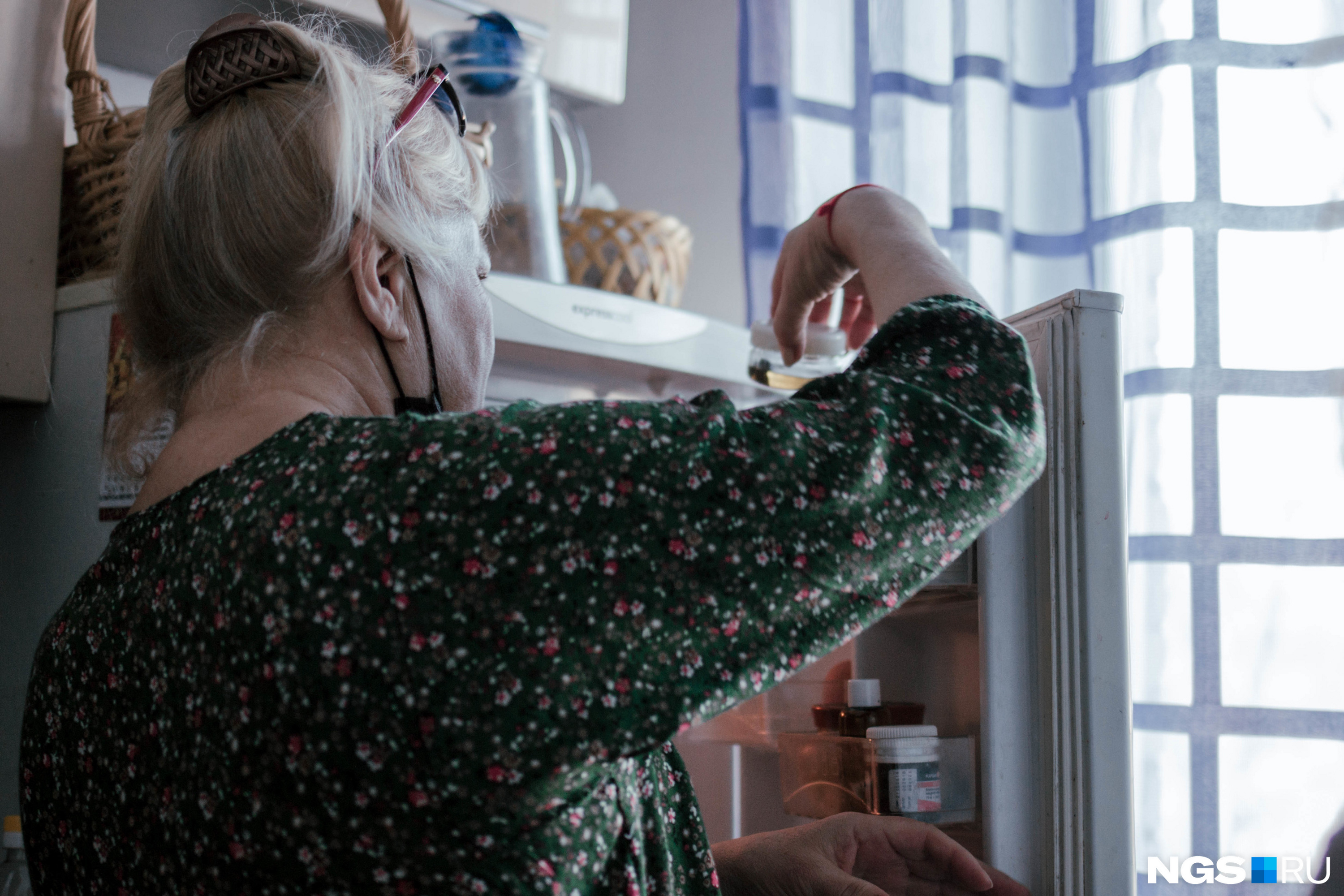Ей приходится на месяц продумывать свои покупки в продуктовых магазинах Ей приходится на месяц продумывать свои покупки в продуктовых магазинах
