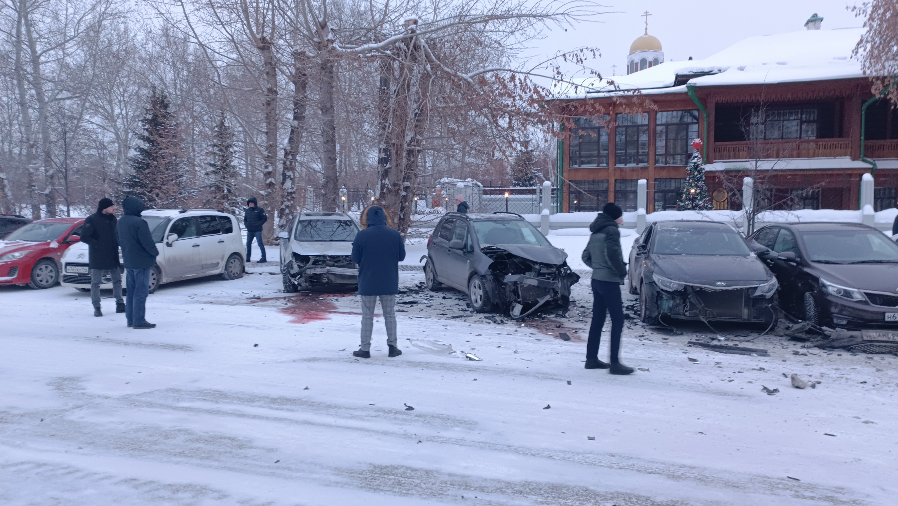 В центре Екатеринбурга Mercedes с московскими номерами снес пять машин на парковке