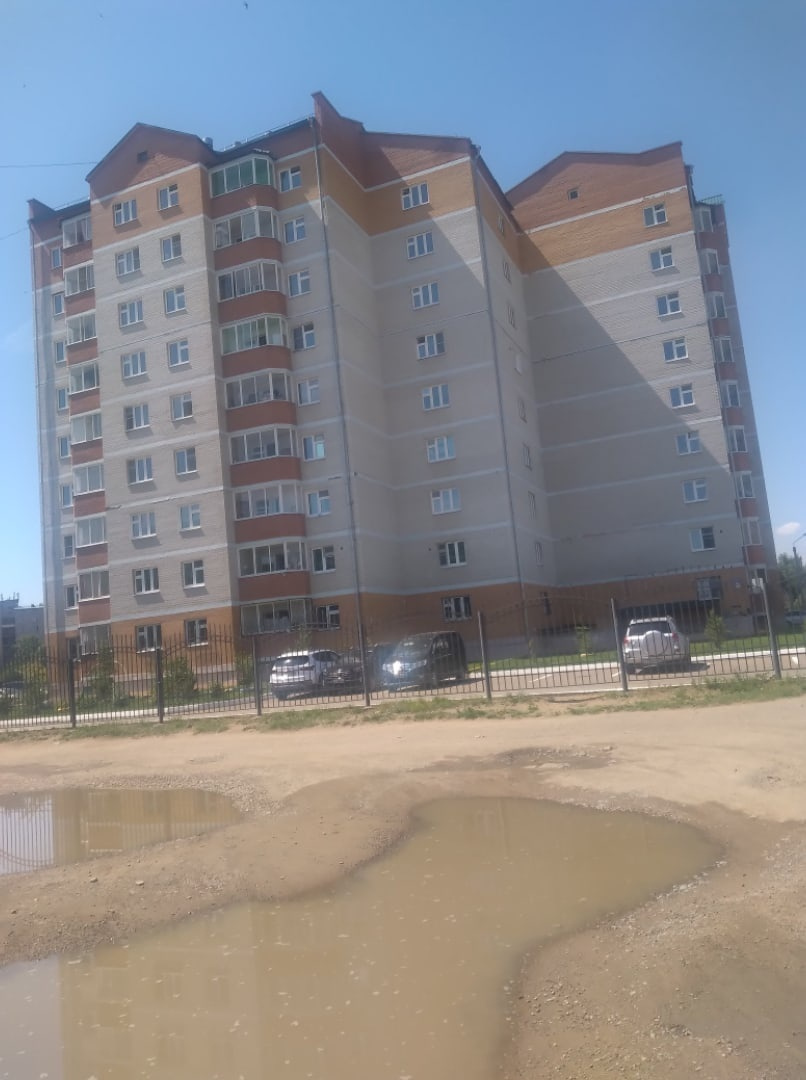 Дом <nobr class="_">№ 16</nobr> на Брызгалова на КСК в Чите, перед которым столкнулись мотоцикл и автомобиль