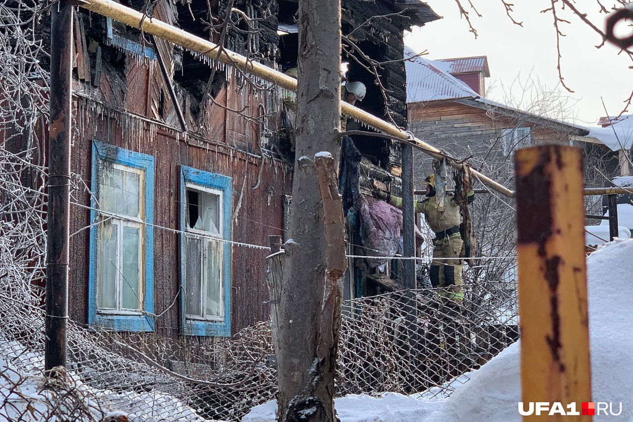 В пожаре на улице Запотоцкого в Уфе погибли 2 человека: фото с места - 30  января 2023 - ufa1.ru