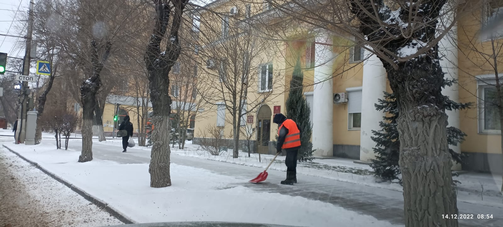 Возле администрации Тракторозаводского района с самого утра также убирают снег