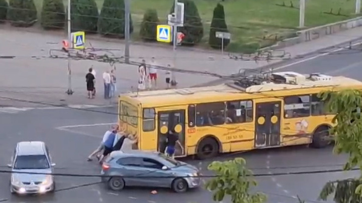 «Столица бурлаков»: в Ярославской области пассажирам пришлось толкать заглохший троллейбус
