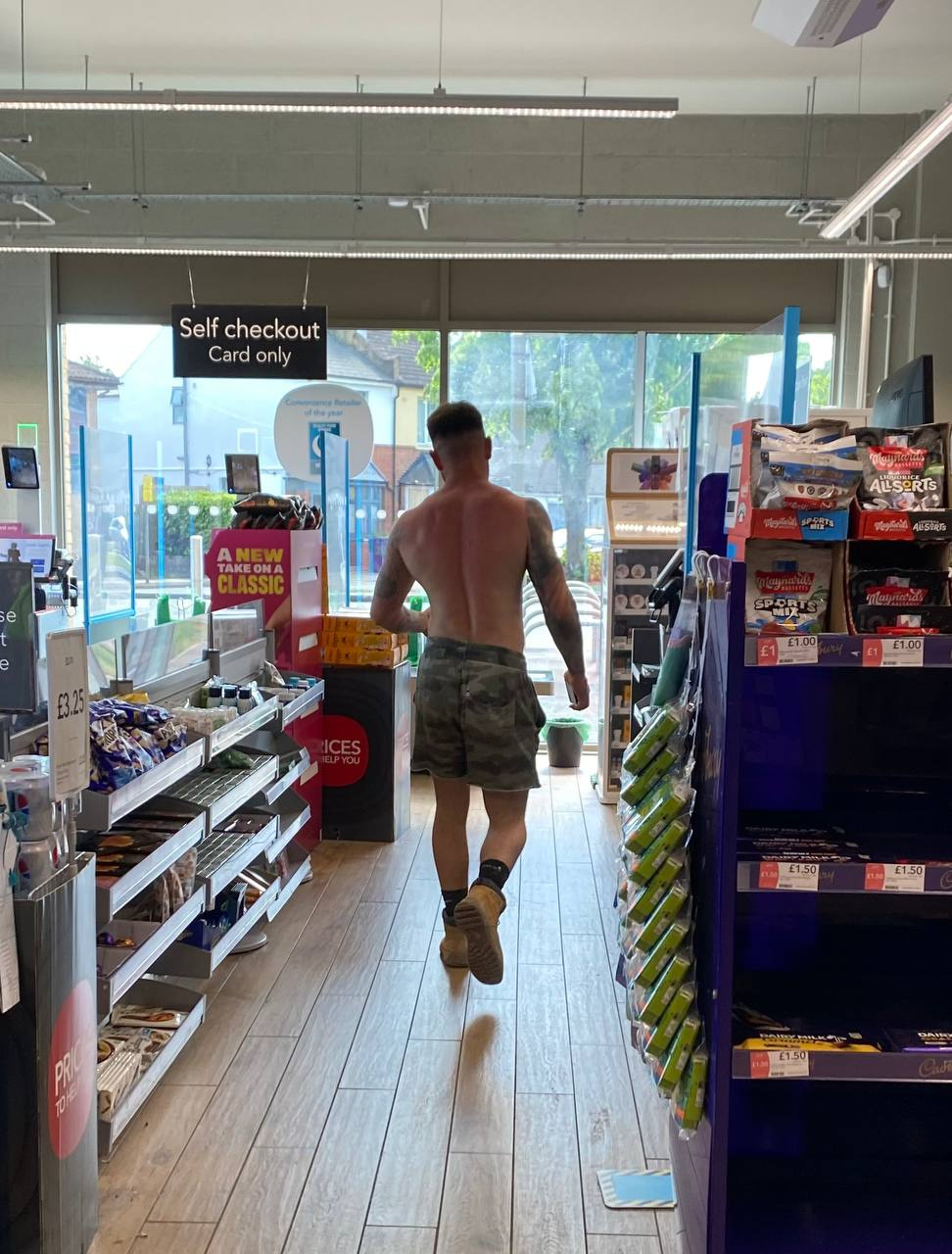 Как и в России, в жару в городе можно встретить мужчин с голым торсом 