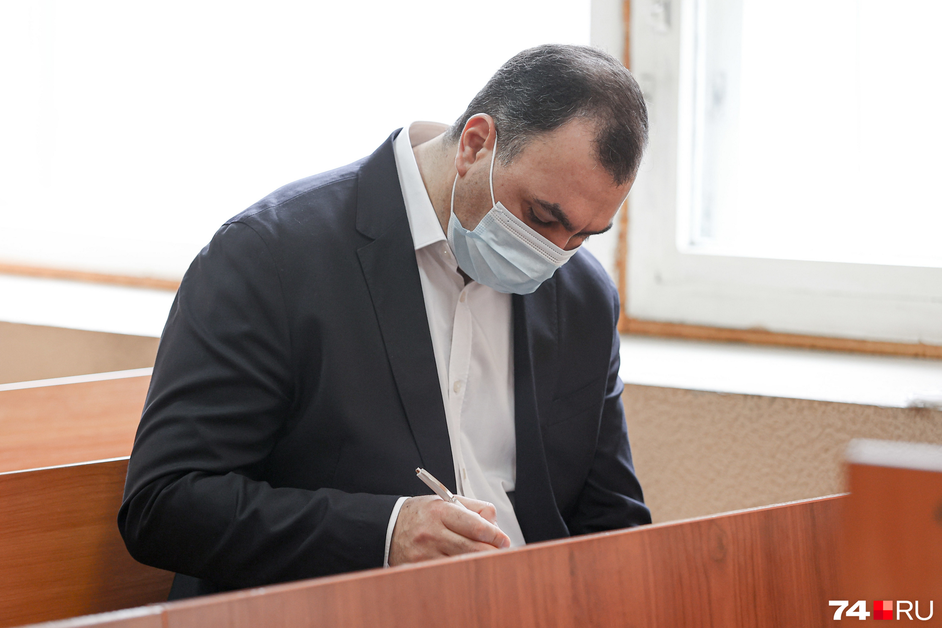 Арман Аракелян в данный момент нигде официально не работает, но статус депутата ЗСО сохраняет. Его интересы представляют два адвоката Арман Аракелян в данный момент нигде официально не работает, но статус депутата ЗСО сохраняет. Его интересы представляют два адвоката