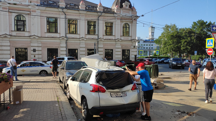 Грузовик с отказавшими тормозами снес два автомобиля на Рождественской