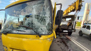 Лобовое вдребезги: в Тольятти столкнулись автобус, большегруз и автокран