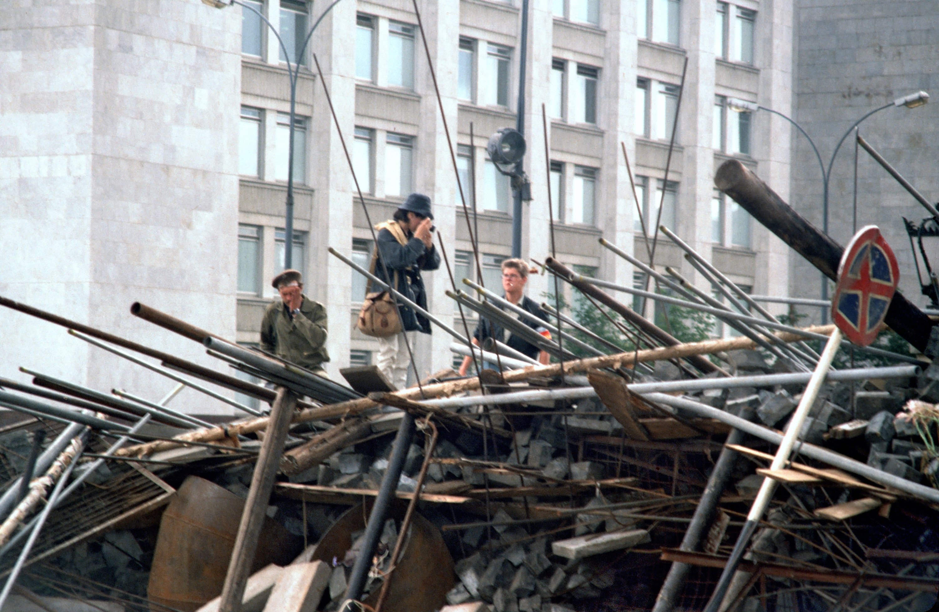 Баррикада у Белого дома в Москве во время «августовского путча» в 1991 году