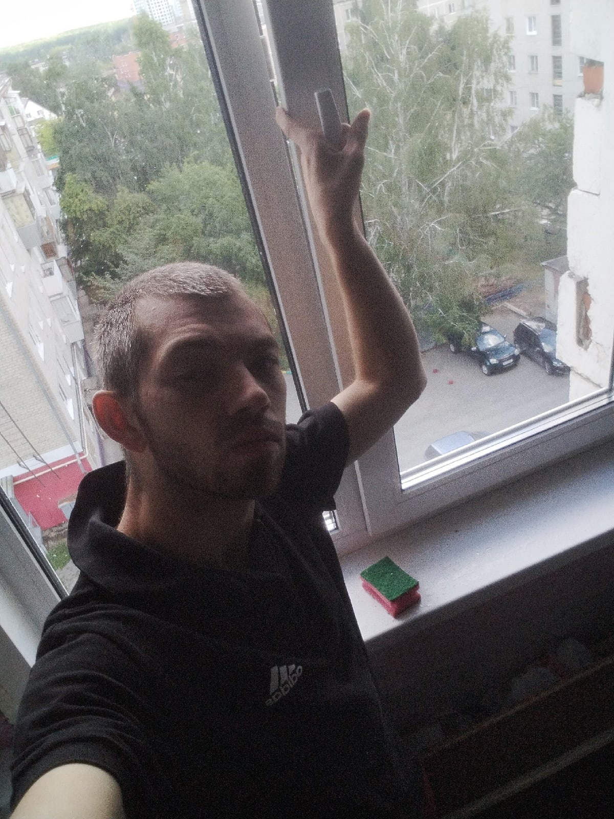 Антону бесплатно установили пластиковое окно в комнате