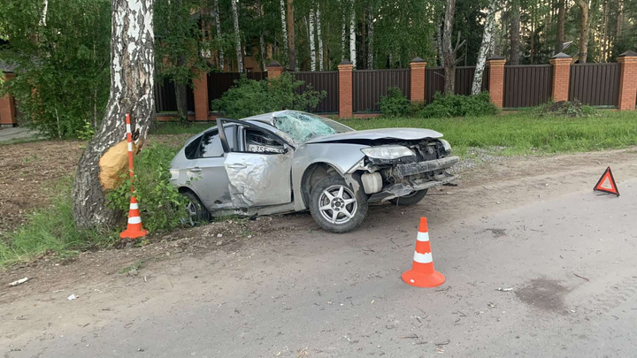 В Тюменском селе автомобиль влетел в дерево — пассажира и водителя госпитализировали