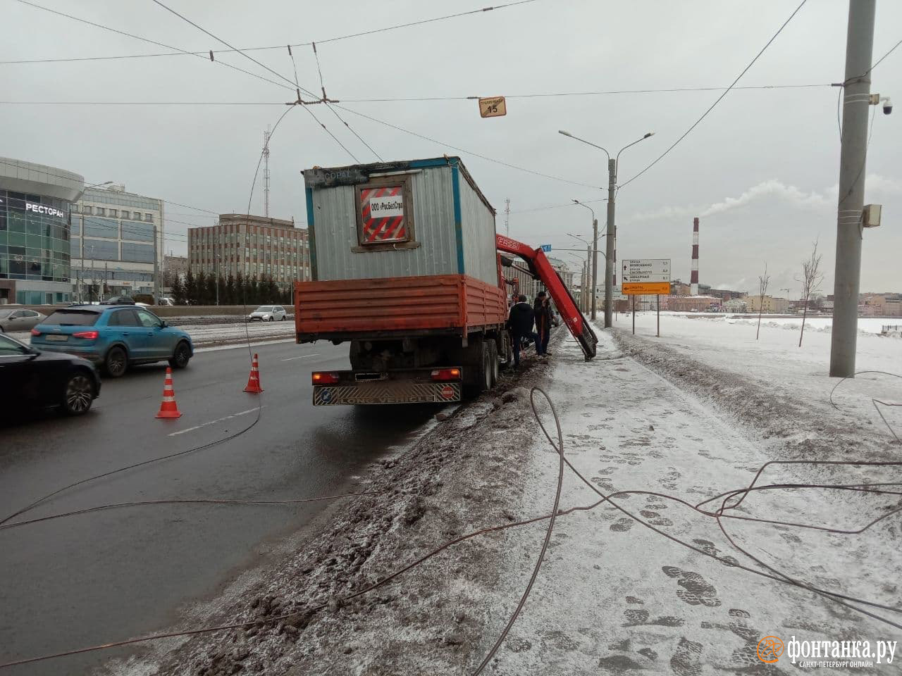 Провода упали под колёса машин на Синопской, их мог оборвать погрузчик.  Электротранспорт встал - 12 февраля 2022 - ФОНТАНКА.ру