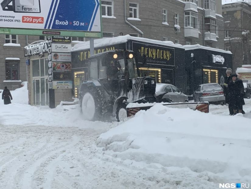 Трактор на тротуаре