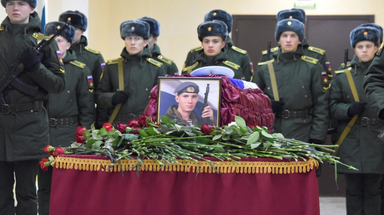 В Татарстане похоронили <nobr class="_">27-летнего</nobr> погибшего на спецоперации военного. У него осталась маленькая дочь