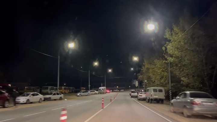 Скопление автобусов и экипажей полиции заметили в воинской части в Песчанке