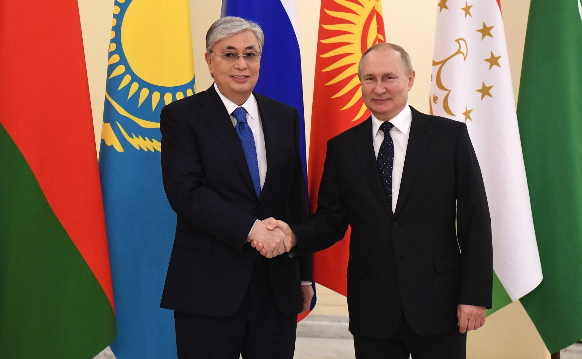 <i class="_">Владимир Путин с президентом Республики Казахстан Касым-Жомартом Токаевым. 28 декабря 2021 года, Санкт-Петербург.</i>