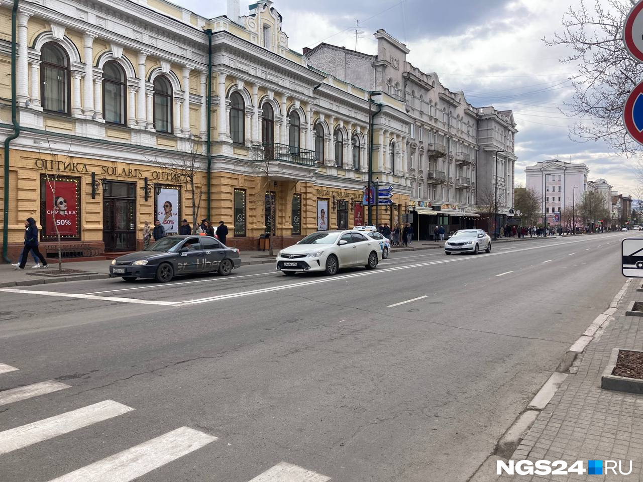 Проспект Мира и улицу Карла Маркса открыли для транспорта. Перед этим по дорогам прошлись коммунальные машины — всё подмели и помыли Проспект Мира и улицу Карла Маркса открыли для транспорта. Перед этим по дорогам прошлись коммунальные машины — всё подмели и помыли