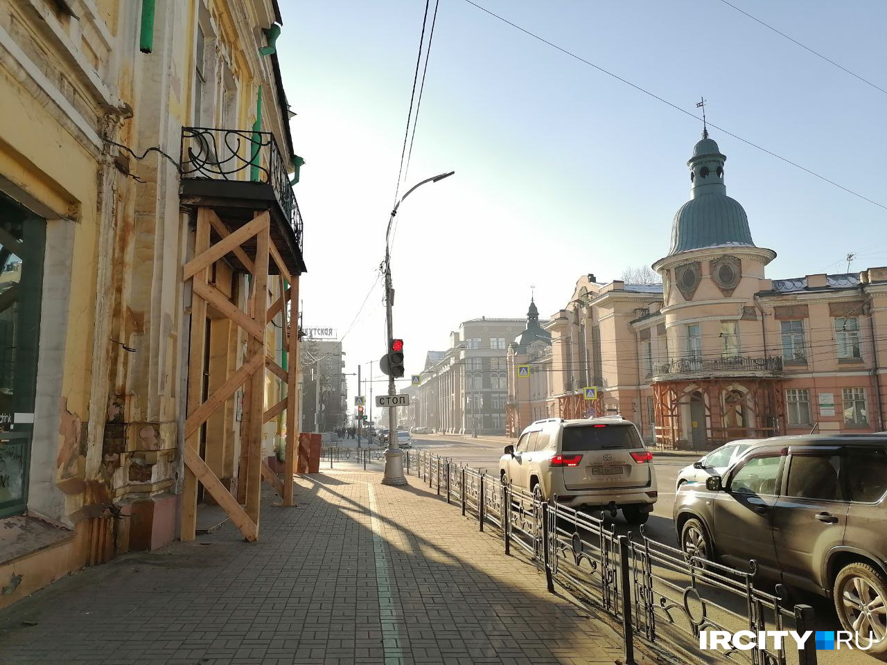 Перекресток Ленина и Карла-Маркса в ноябре 2022 года. Здание Русско-Азиатского банка — справа, на втором плане Перекресток Ленина и Карла-Маркса в ноябре 2022 года. Здание Русско-Азиатского банка — справа, на втором плане