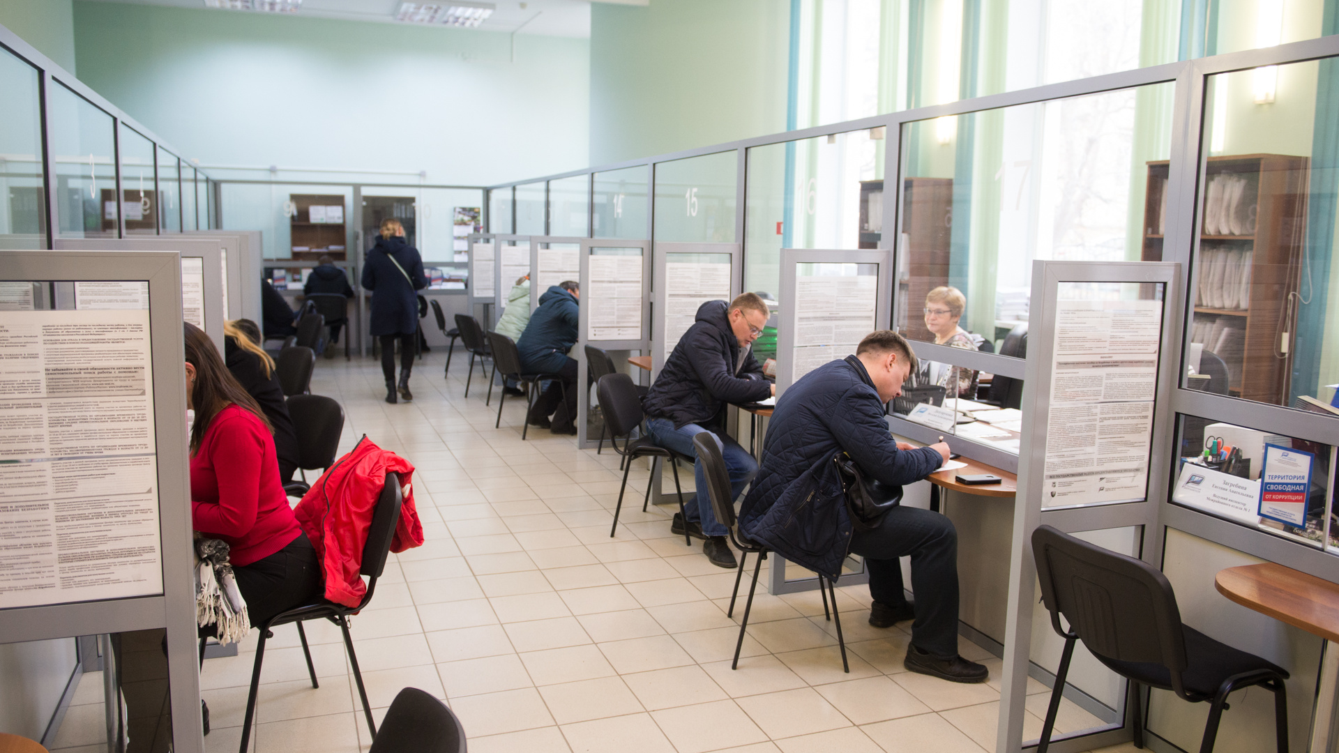 Безработица в России на рекордно низком уровне. Власти говорят, что это хорошо. А на самом деле?