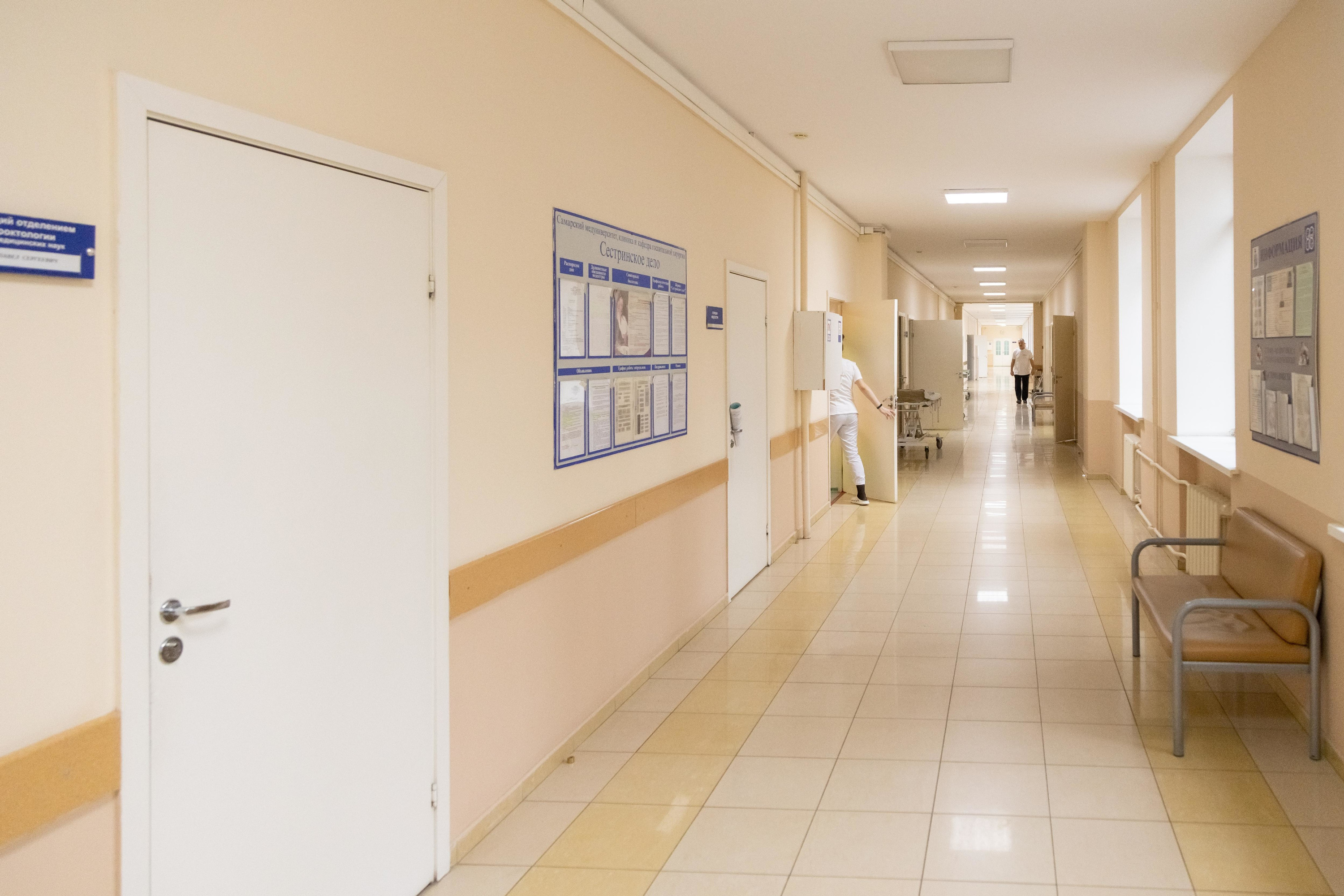 Мужчина пришел в больницу с порезанным горлом в Новосибирской области — следователи возбудили дело