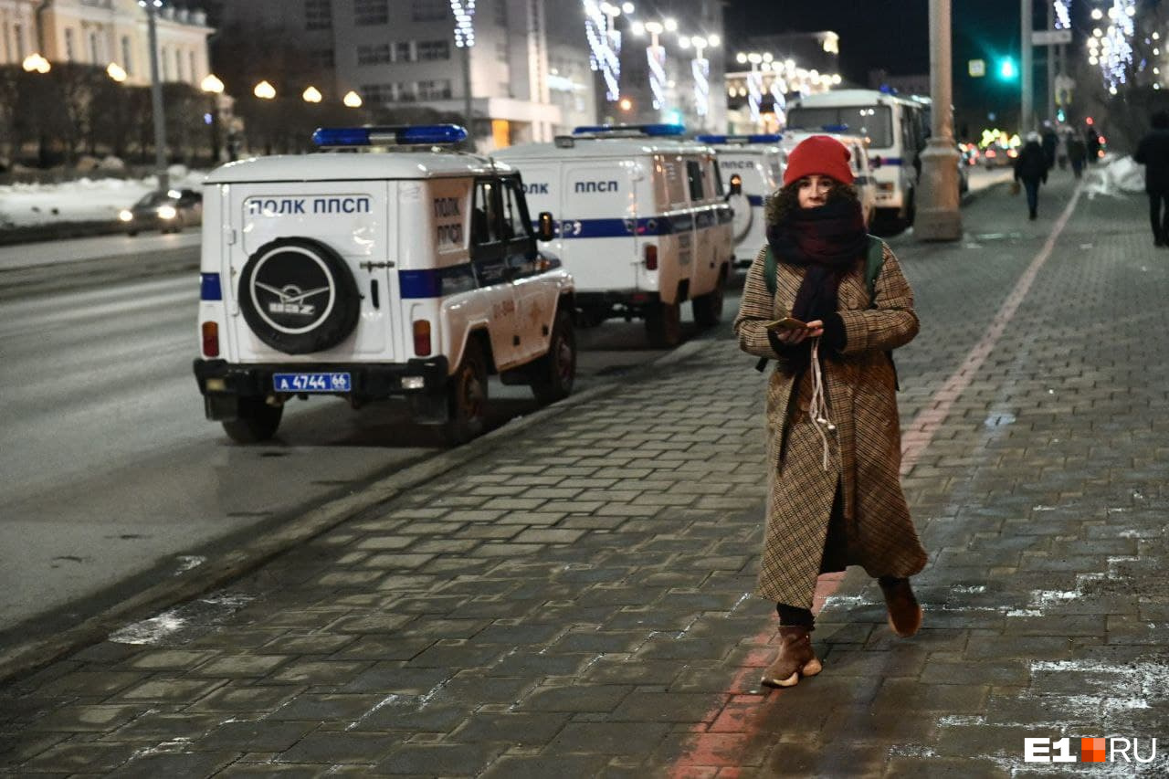 У Площади Труда тоже дежурят полицейские У Площади Труда тоже дежурят полицейские