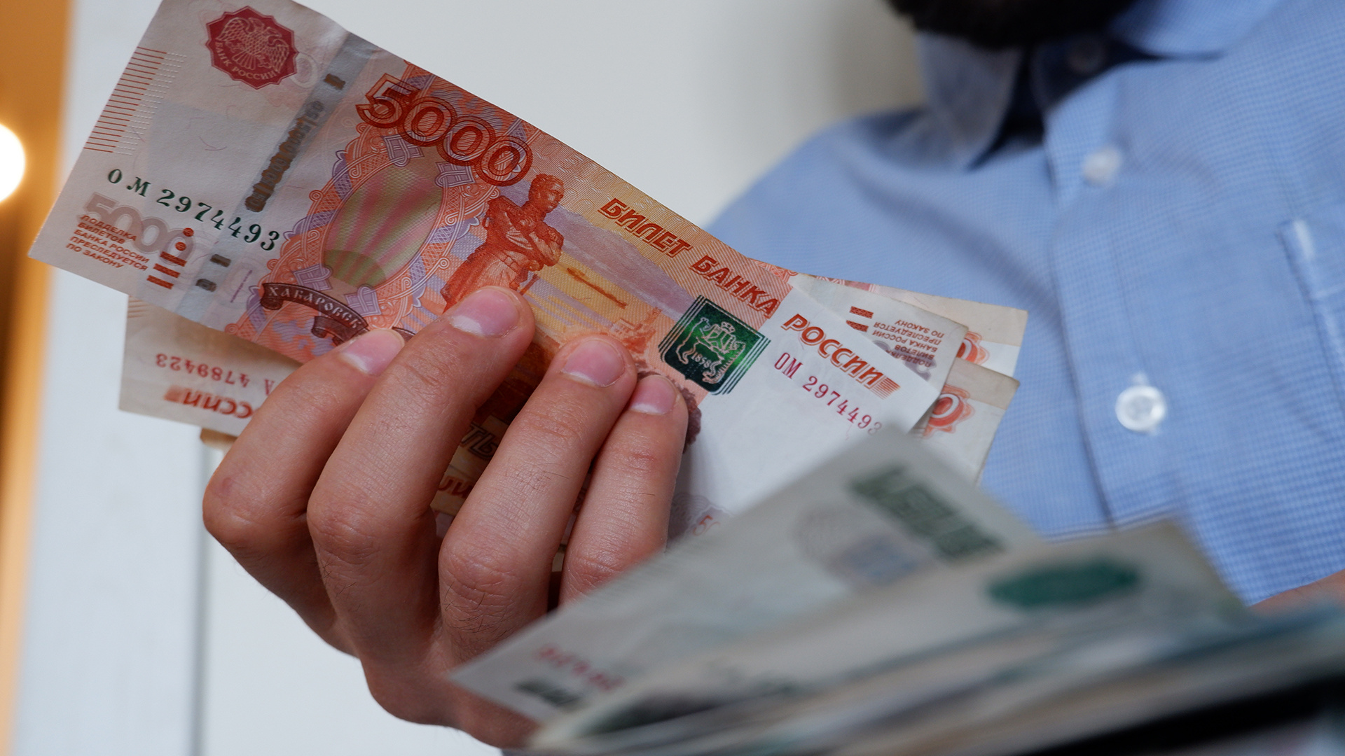 Российским чиновникам решили пока не повышать зарплаты