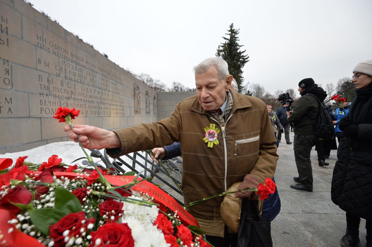 Память о героических днях. На Пискаревском кладбище вспомнили освобождение Ленинграда от блокады