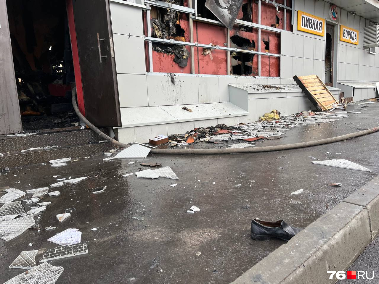Рядом со сгоревшим помещением валяются куски плитки Рядом со сгоревшим помещением валяются куски плитки