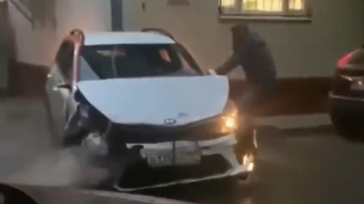 В Москве мужчина на каршеринге разбил несколько машин и снес забор