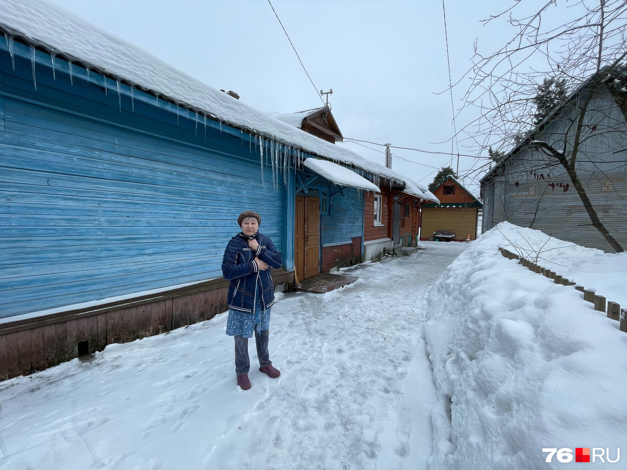 Ирина Юрьевна на фоне того самого дома из Мологи