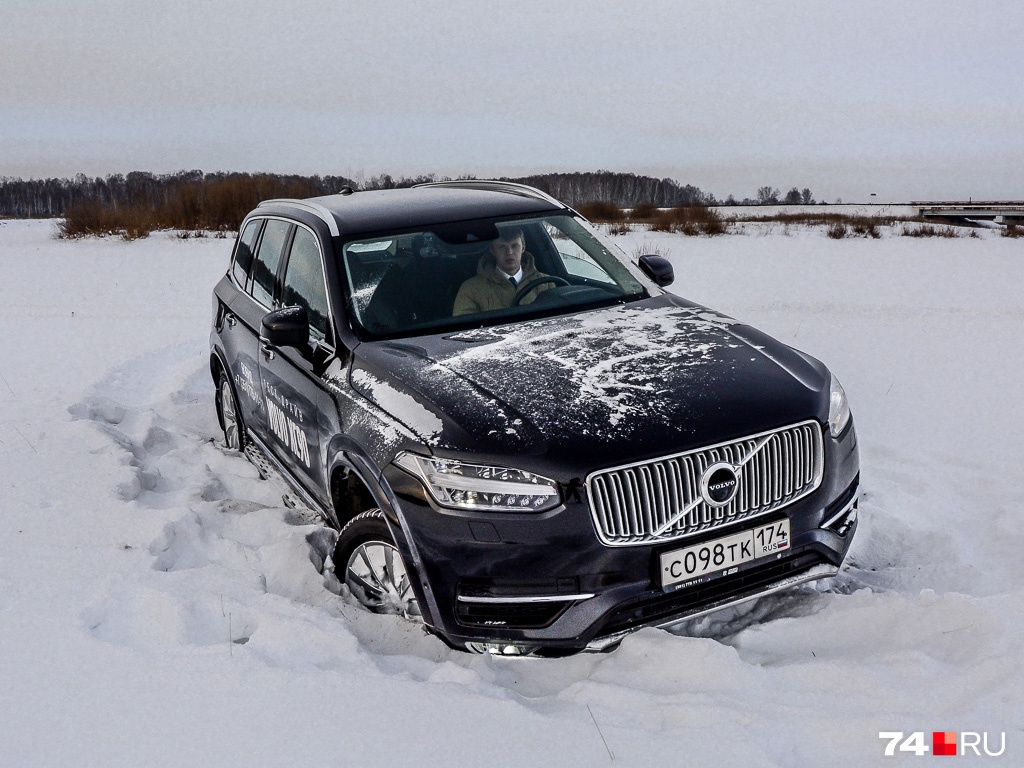 А этот Volvo XC90 утонул в сравнительно неглубоком снегу, но, к его чести, выбрался самостоятельно. Однако желание ездить по целине отбил