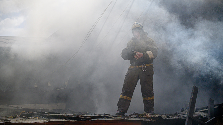 Двое спасенных за ночь: пожары уничтожили квартиры в городах Кузбасса