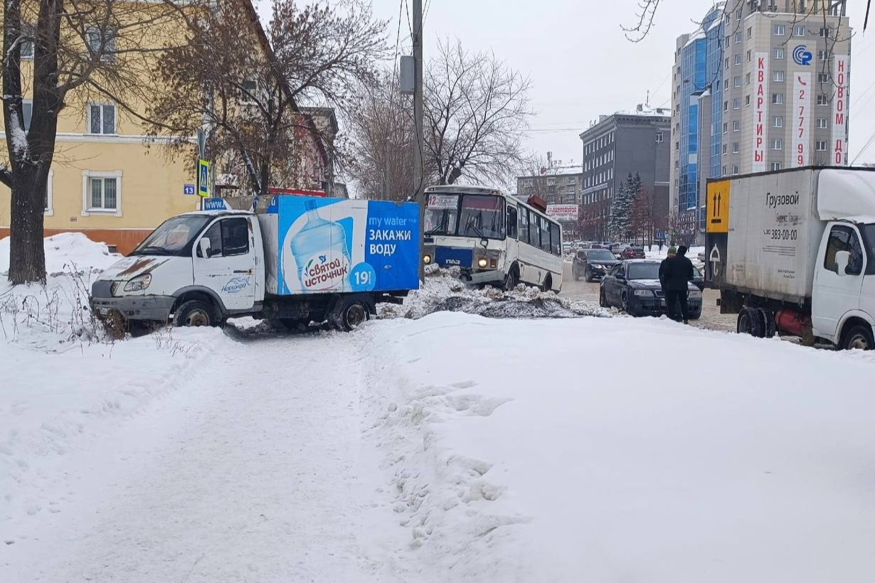 Пассажирский автобус и «Газель» столкнулись в Новосибирске