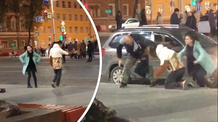 Екатеринбуржцы устроили жесткую драку с водителем возле «Пассажа»: видео
