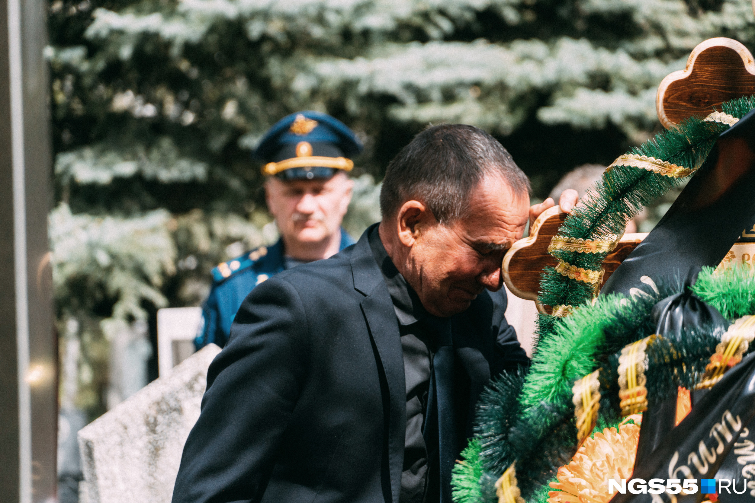 Шли месяцы, начали приходить первые сведения о погибших в спецоперации, а затем — и первые похороны военнослужащих в городах России