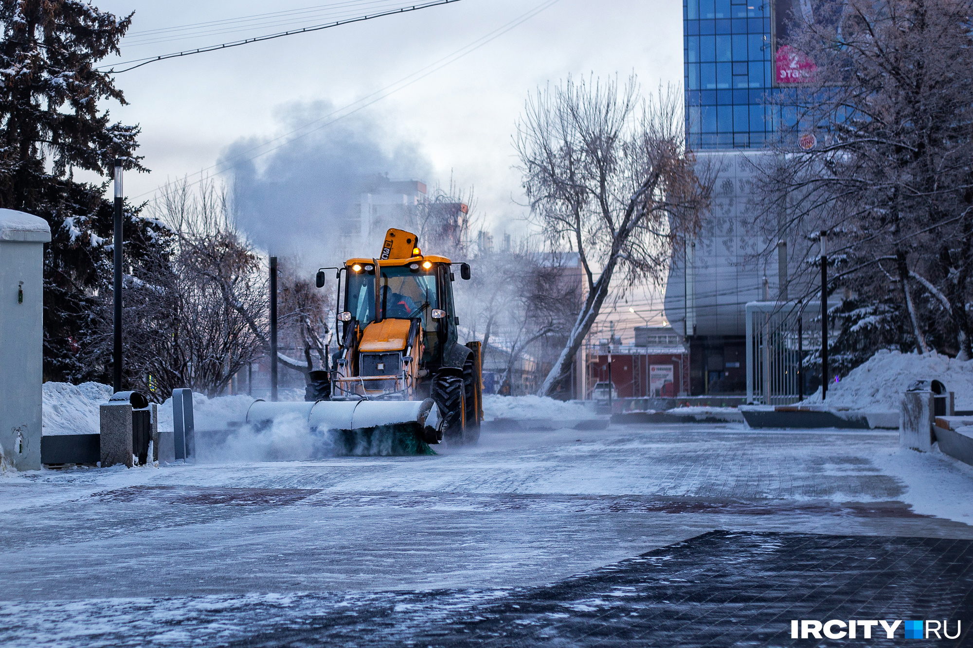 Дорожники чистят снег прямо с утра