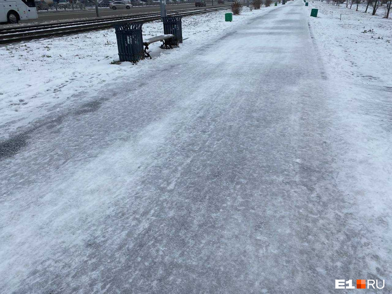 В Екатеринбурге выпал снег. Наледь на тротуаре. Посыпать снегом. Екатеринбург высота снежного Покрова зимой.