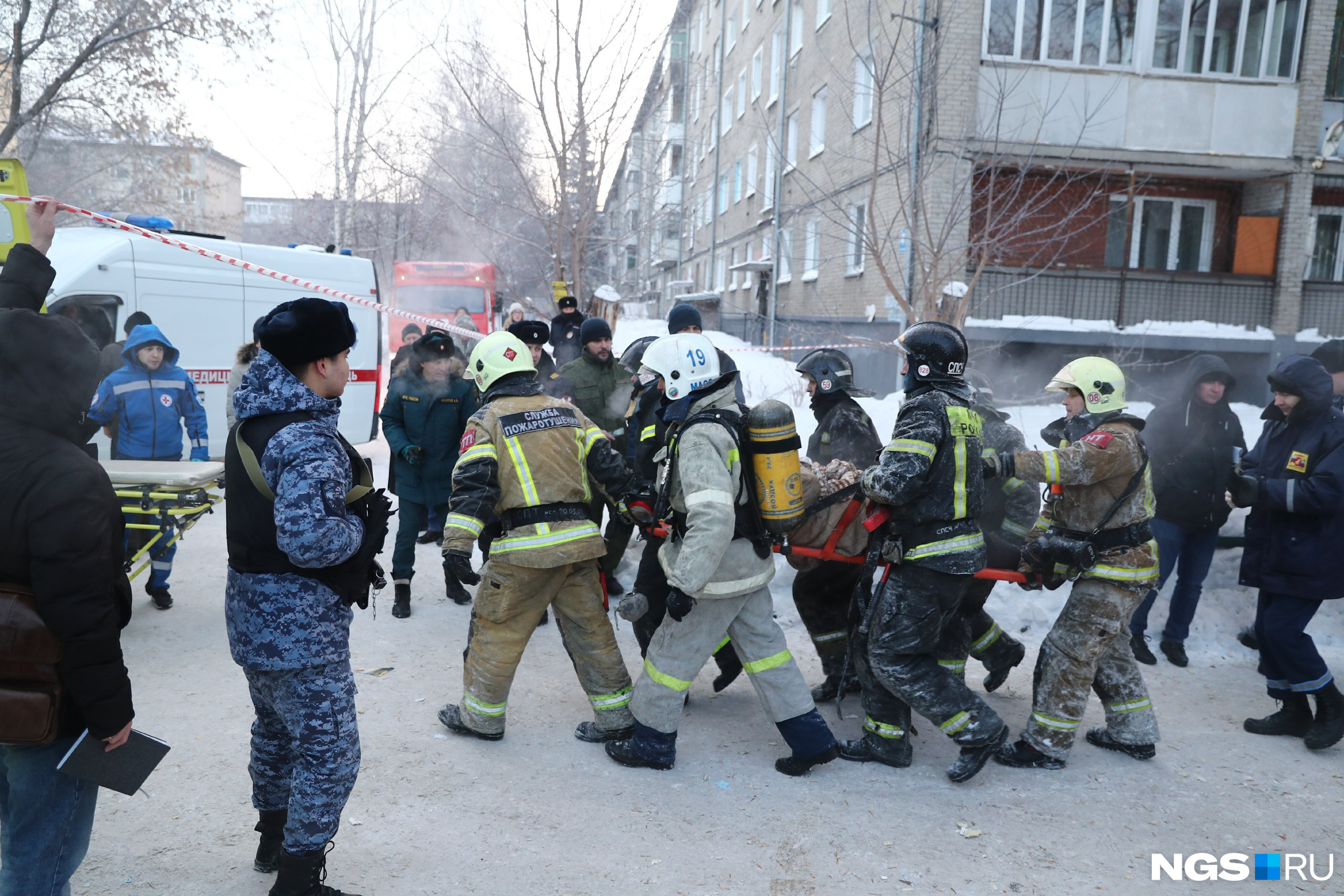 Новосибирск после теракта. Спасатели. МЧС России спасение людей. Взрыв газа в Новосибирске. Пожарные и спасатели.