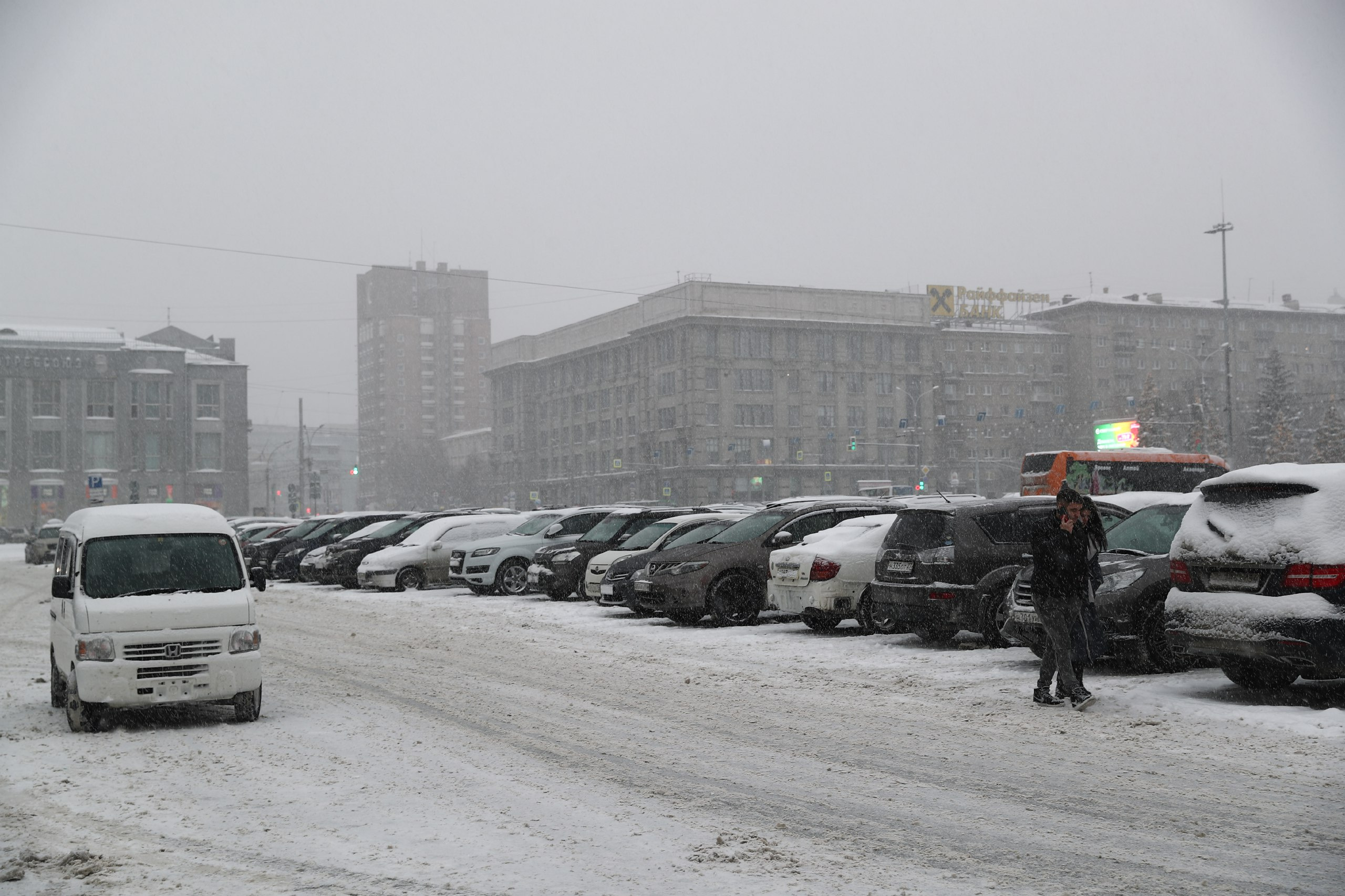 Чтобы припарковаться на площади Ленина сегодня, нужно очень постараться — парковки заняты