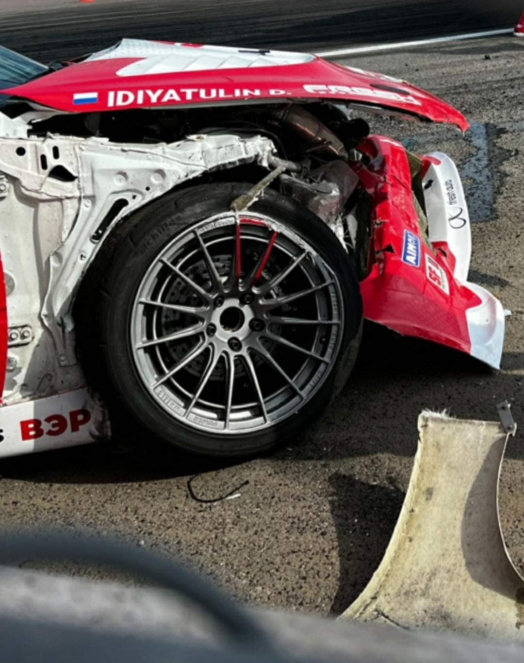 Повреждения на машине гонщика