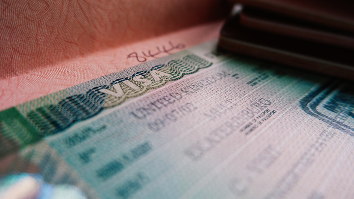 Евросоюз усложнил получение виз для россиян. Что теперь изменится?