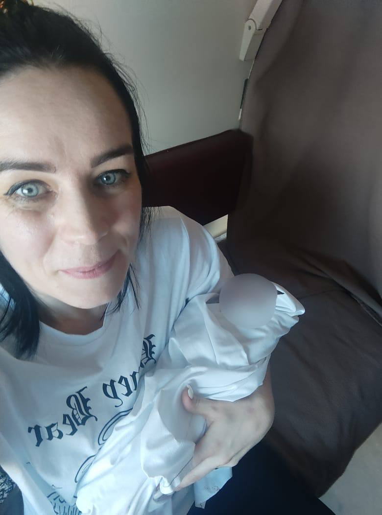 Татьяна, помогавшая принимать роды, сделала первое фото с малышом