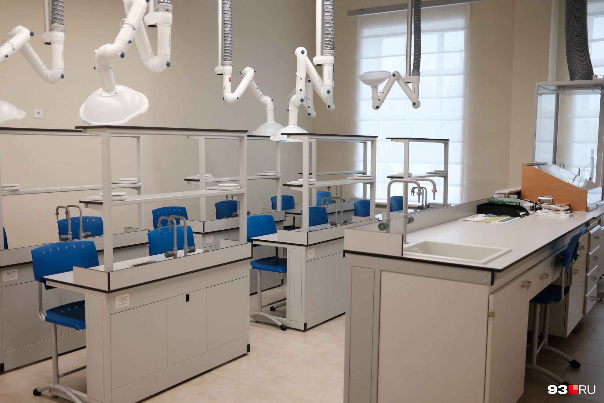 В классе химии каждое рабочее место оборудовали индивидуальной системой водоснабжения и вентиляции