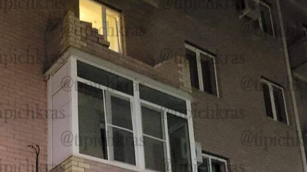 Пострадавшие при обрушении балкона двое краснодарцев находятся в реанимации