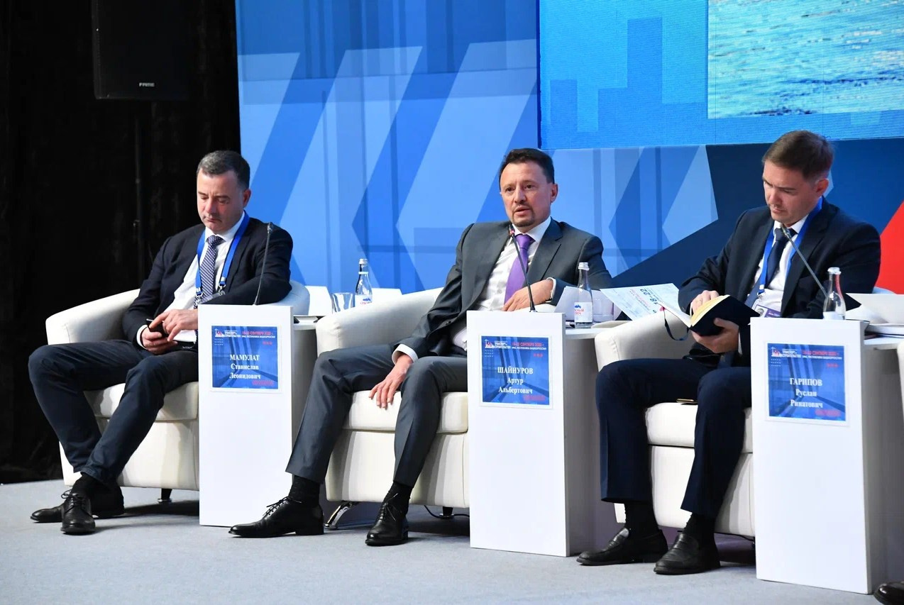 Артур Шайнуров выступает на конгрессе «Транспорт и строительство» в Уфе в сентябре 2022 года