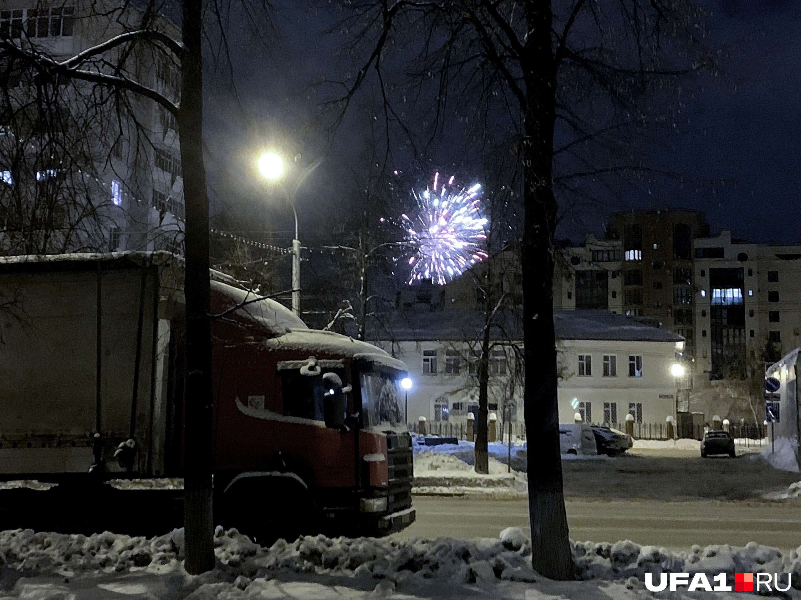 Поиск новогоднего настроения рядом с травмпунктом