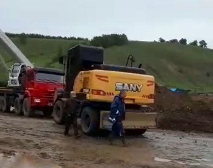 Автокран и грузовик передают в поселок товары первой необходимости Автокран и грузовик передают в поселок товары первой необходимости