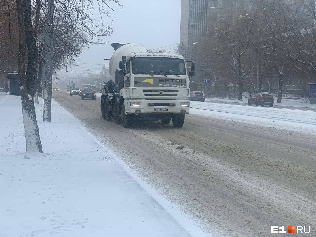 «Даже Россельбан не чищен»: водители Екатеринбурга — о заметенных снегом дорогах