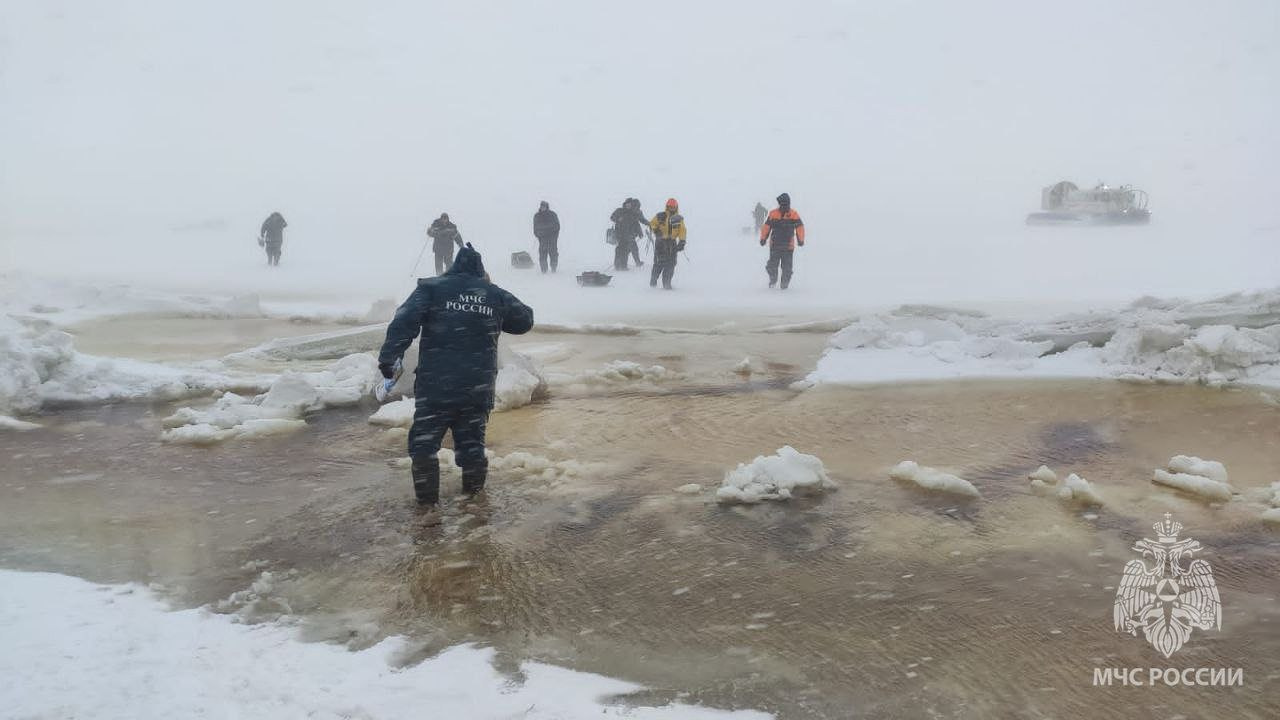 На заливе вода ломает лёд, но рыбаков это не смущает. МЧС показывает, в каких условиях их приходится спасать