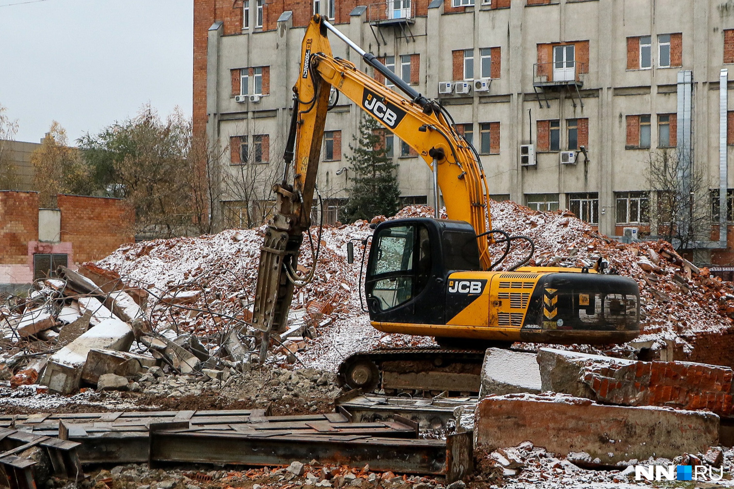 В Чкаловске начали сносить дом вместе с жильцом, который отказался переехать